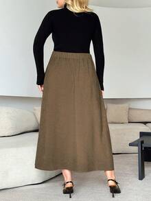 Modelyn Jupe élégante et minimaliste de haute qualité pour femmes grandes tailles, en velours côtelé, avec boutons décoratifs et poches polyvalentes pour le travail - Tabac - Voir 2