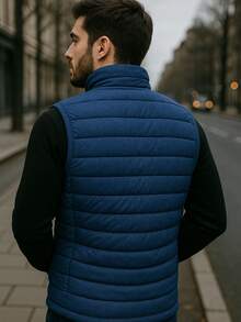 Chaleco Acolchado Casual de Hombre con Bolsillos Laterales  Tono Gris Carbón
Chaleco para Clima Frío de Hombre con Textura Suave y Cierre Completo Gris Oscuro
Chaleco Deportivo y Casual para Hombre con Cuello Alto y Diseño Acolchado - azul - Ver 3