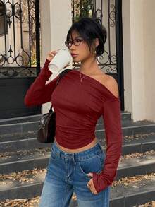 Flirla 女式纯色不对称领口褶皱短款修身 T 恤，秋季 - 紅色 - 查看 3
