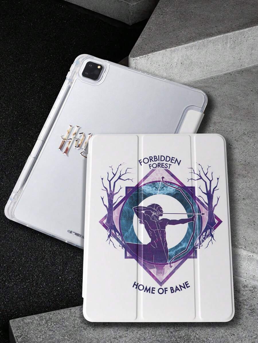 HARRY POTTER X SHEIN 透明亚克力紫色扁平保护壳,图案包含人物、射箭、树木和字母,适用于 iPad Mini 4/ Mini 5/ Mini 6/ Mini 7/Air/Air 2/9.7/10.5/10.2/Air 4/Air 5/10.9/Pro 11/10/2024 Air 11 (M2)/Pro 11 (M4) 2024/Air 11 英寸 (M3) 2025/iPad (A16) 11 英寸第 11 代 2025 款。高透明度保护壳,产品不含触控笔。部分型号在边框内设有内置触控笔插槽。 - 彩色 - 查看 1