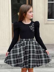 SHEIN Bộ áo thun tay phồng đính hạt màu trơn thanh lịch thời trang thu đông cho bé gái tuổi mới lớn và chân váy kẻ caro xếp ly, màu đen, thích hợp cho tiệc Giáng sinh, trang phục 2 món màu đen cho bé gái, phong cách Y2K - màu đen - Xem 2