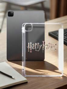HARRY POTTER X SHEIN 透明亚克力扁平外壳，饰以金色美人鱼和金色彩蛋字母图案，适用于 iPad Mini 4/ Mini 5/ Mini 6/ Mini 7/Air/Air 2/9.7/10.5/10.2/Air 4/Air 5/10.9/Pro 11/10/2024 Air 11 (M2)/Pro 11 (M4) 2024/Air 11 英寸 (M3) 2025/iPad (A16) 11 英寸第 11 代 2025 款。高透明度保护壳，产品不含触控笔。部分型号在边框内设有内置触控笔插槽。 - 彩色 - 查看 6