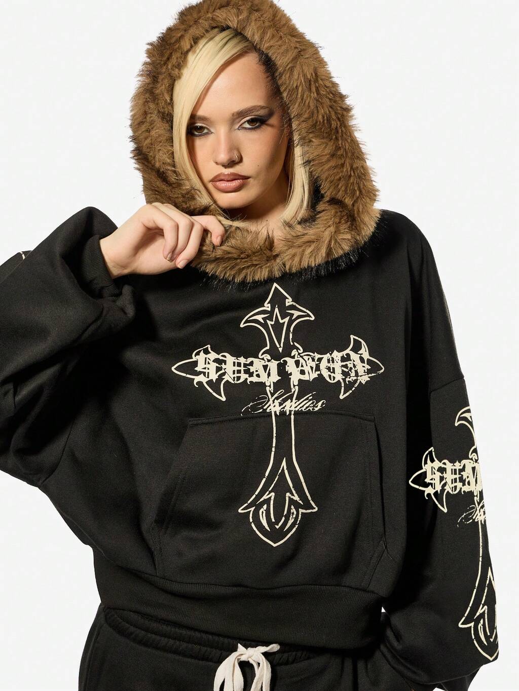 Sudadera con capucha y estampado de cruz gótica de piel sintética