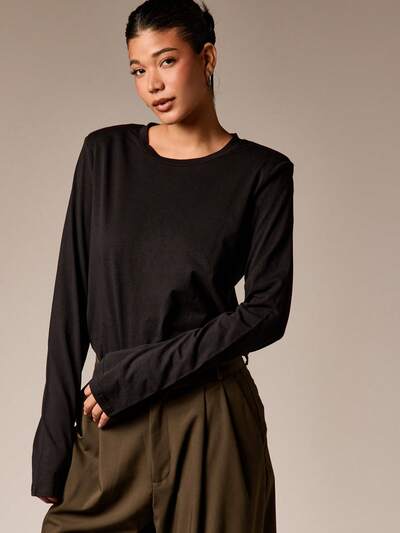 T-shirt a maniche lunghe con spalline e dettagli