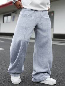 Manfinity EMRG 男士休闲街头风，百搭INS单品：宽松拼接运动裤，适合街头穿搭、日常休闲、周末郊游、音乐节、社交聚会等各种场合。这款裤子是男士衣橱中必备的百搭单品，也是送给男友或老公的绝佳礼物。街头风、朋友、情侣装、宽松、男士、印花、日系、男女皆宜、我爱我的女朋友 - 灰色 - 查看 3