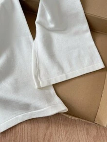 SHEIN 少女简约纯色杏色高腰喇叭针织毛裤，适合居家、户外、日常休闲穿着。白色喇叭针织裤，白色喇叭针织裤，白色喇叭裤，罗纹针织裤，白色针织喇叭裤，罗纹针织喇叭裤，母女装，秋冬季亲子装。 - 白色 - 查看 6