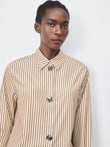 Maija Chemise décontractée à manches longues rayées, à simple boutonnage métallique pour femmes. Tenue de bureau décontractée urbaine pour femmes. Tenue de bureau élégante pour femmes. Convient pour Noël, le Nouvel An, les invités de mariage, les vêtements de base. - Noir - Voir 8
