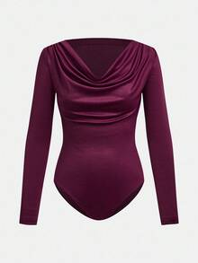 Maija Śliwkowo-czerwony, prążkowany, błyszczący, prążkowany, dopasowany body z długim rękawem i drapowanym dekoltem, nowoczesny, miejski styl dla kobiet, jesień