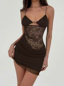 Aloruh 新款性感蕾丝拼接镂空吊带修身迷你连衣裙，适合夜间外出 - 咖啡 - 查看 3