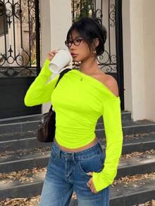 Flirla Camiseta corta ajustada con cuello asimétrico fruncido, color verde neón - Verde - Ver 3