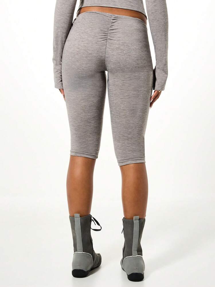 SUMWON WOMEN Ruched Back Capri Leggings