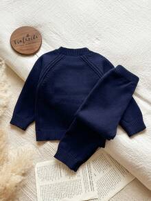 SHEIN Vintaside Kids 2 piezas Conjunto de suéter y pantalones de punto para niñas bebé, suéter de cuello redondo de manga larga y pantalones, conjunto de moda adecuado para otoño/invierno, versátil para uso diario, interior, exterior y viajes - azul real - Ver 2