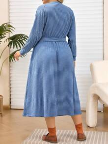 EMERY ROSE فستان متوسط الطول بأكمام طويلة وياقة مستديرة مزين بخطوط زرقاء للنساء ذوات الحجم الكبير، مناسب للخريف والشتاء - ازرق وابيض - مشاهدة 3