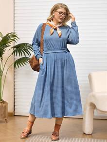 EMERY ROSE فستان متوسط الطول بأكمام طويلة وياقة مستديرة مزين بخطوط زرقاء للنساء ذوات الحجم الكبير، مناسب للخريف والشتاء - ازرق وابيض - مشاهدة 6