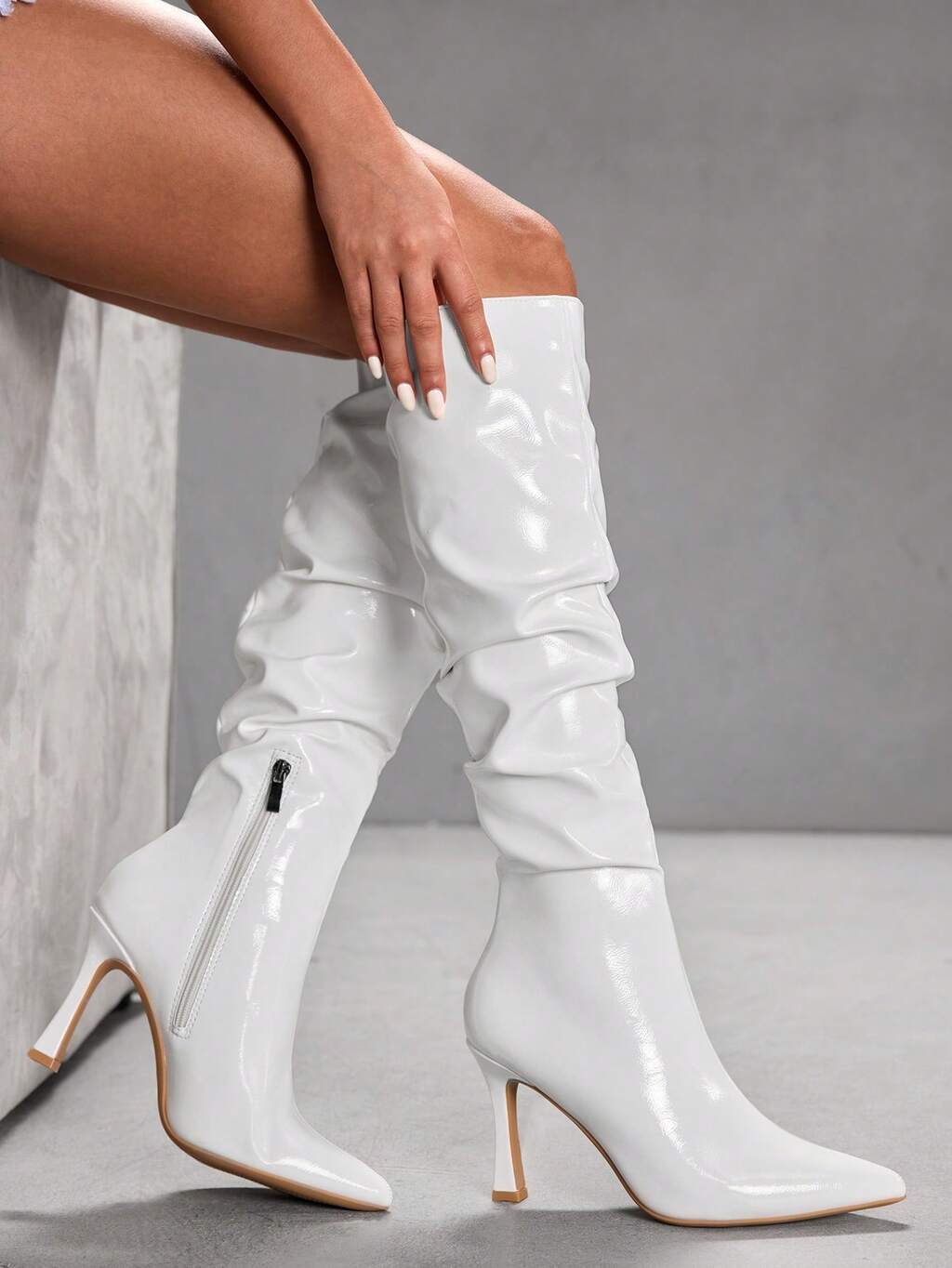 CUCCOO SZL Botas de tacón de aguja de punta fina con tacón apilado blanco, sexy para fiesta nocturna, botas hasta la rodilla