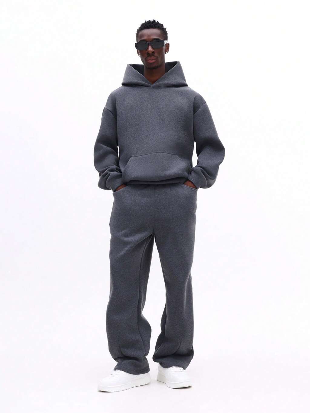 パーカーとスウェットパンツのコーデセット