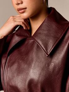 AiiRZ 超大号酒红色皮质机车夹克，配有不对称拉链腰带和宽翻领，适合秋冬季外套穿着。 - 酒紅色 - 查看 6