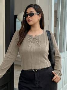 Dazy Plus 纹理面料休闲V领系带修身大码女式长袖T恤 - 杏色 - 查看 4