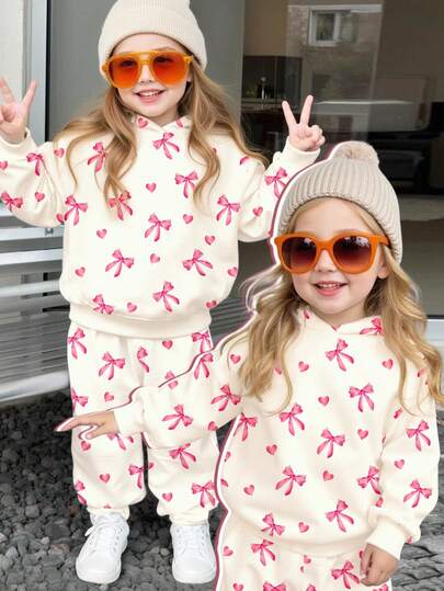 SHEIN Kem & Hồng, Phong cách múa ba lê màu hồng cổ điển siêu dễ thương, Họa tiết trái tim và nơ vẽ tay, Phong cách đường phố cổ điển, Ngọt ngào nữ tính, Trang phục cho bé gái, Bộ áo hoodie thoải mái rộng rãi 2 món cho bé gái, Thích hợp cho mùa thu/đông, Trang phục hàng ngày, Tiệc Giáng sinh, Trang phục đường phố, Trang phục ở nhà