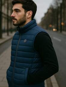 Chaleco Acolchado Casual de Hombre con Bolsillos Laterales  Tono Gris Carbón
Chaleco para Clima Frío de Hombre con Textura Suave y Cierre Completo Gris Oscuro
Chaleco Deportivo y Casual para Hombre con Cuello Alto y Diseño Acolchado - azul - Ver 2