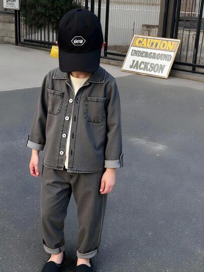 Genkimix Kids 这款男童时尚休闲长袖牛仔套装，上衣采用简约宽松的翻领设计，侧边设有实用口袋，搭配舒适的裤子，尽显简约优雅。适合春秋季日常穿着、上学、旅行和休闲活动。