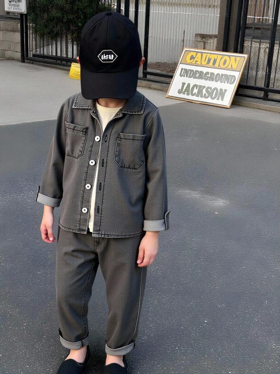 Genkimix Kids 这款男童时尚休闲长袖牛仔套装,上衣采用简约宽松的翻领设计,侧边设有实用口袋,搭配舒适的裤子,尽显简约优雅。适合春秋季日常穿着、上学、旅行和休闲活动。 - 黑色 - 查看 1