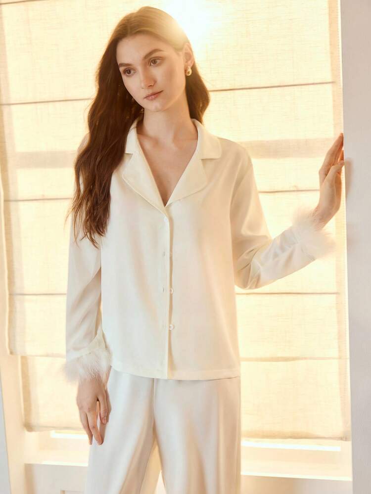 CONJUNTO DE PIJAMA COM GOLA DE LAPELA SÓLIDA, PUNHOS FELPUDOS, BOTÕES E CALÇA