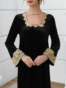 Al Najma 2025年秋季新款中东奢华阿拉伯天鹅绒连衣裙，方领，金线蕾丝饰边，修身显瘦 - 黑色 - 查看 3