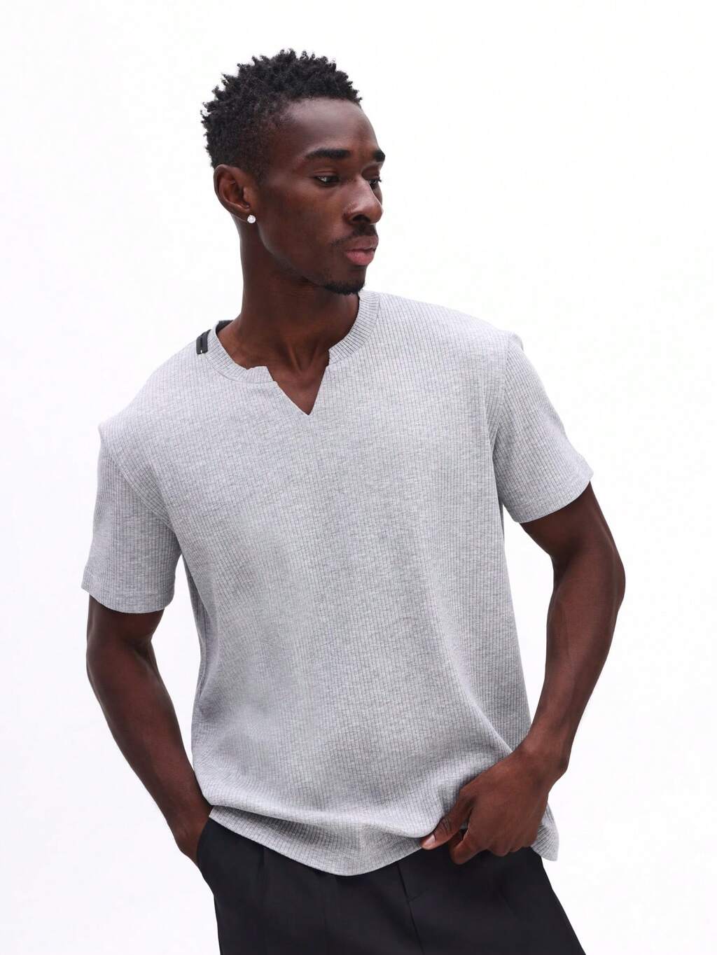 Camiseta de manga corta con cuello en V acanalada