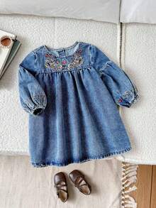 SHEIN LMoss Kids 女婴蓝色牛仔泡泡袖连衣裙，饰有花卉刺绣图案 - 中等水洗藍 - 查看 8