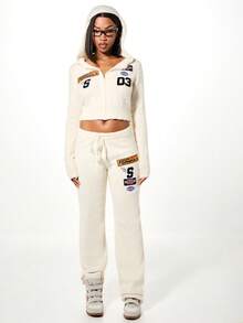 SUMWON WOMEN Pantalones de pierna ancha de punto con cordón, con detalles de insignia, parches de carreras y estampado del logotipo de la victoria de la fórmula, de ajuste relajado - Blanco - Ver 3