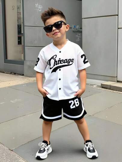 SHEIN Set de 2 piezas para niños pequeños que incluye chaqueta de béisbol con diseño de letras y pantalones cortos, adecuado para atuendos casuales, deportivos, de vacaciones, eventos como cumpleaños, fiestas, actuaciones, bodas, bautizos, ceremonias de apertura, y uso diario, escolar, de viaje y para las temporadas de primavera y verano.