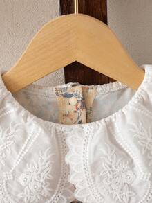 SHEIN Genkimix Kids 女童碎花宽松长袖连衣裙，弹性袖口，领口饰有花朵，前襟纽扣开合，休闲时尚，适合上学、通勤和秋季穿着。 - 棕色 - 查看 5