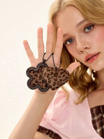 Kawaii 2 ciondoli in peluche con stampa leopardata, ciondolo per borsa con stampa floreale leopardata e stampa leopardata tridimensionale a forma di cuore, di alta qualità, in stile punk, in peluche e metallo