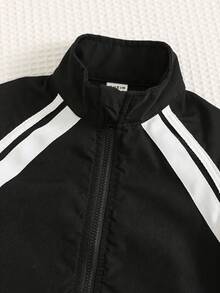 SHEIN 两件套男女宝宝加厚工装风黑色翻领外套长袖卫衣搭配黑色运动裤，舒适休闲运动风基础套装，适合秋冬季节穿着，室内、室外、日常穿着、运动、派对、拍照、节日、街头服饰等场合皆宜。 - 黑色 - 查看 4