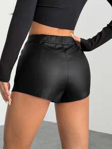 SHEIN PETITE PU皮革纯色拉链高腰短裤 - 黑色 - 查看 2