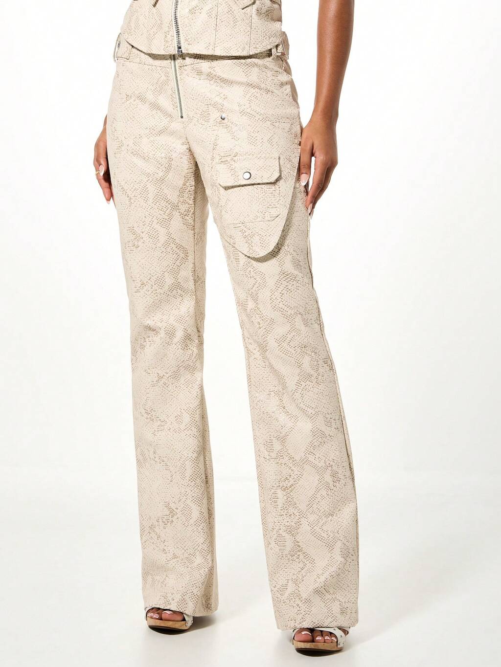 SUMWON WOMEN Pantalones acampanados de piel sintética con estampado de serpiente y cinturón
