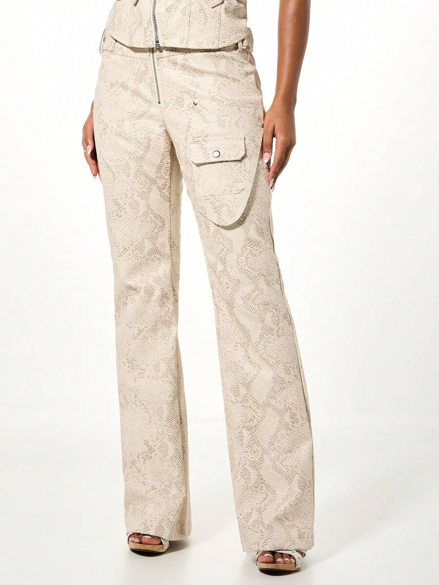 SUMWON WOMEN 蛇纹仿皮低腰喇叭阔腿裤，配腰带和工装口袋，秋冬时尚吸睛单品 - 彩色 - 查看 1