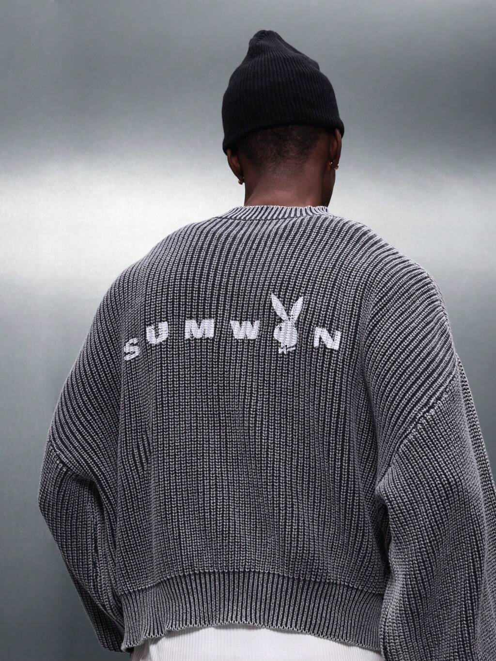 PLAYBOY X SUMWON Pull en maille côtelée délavée avec logo