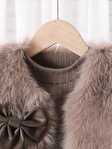 三件套：棕色毛绒蝴蝶结背心、配套吊带衫和PU褶裙