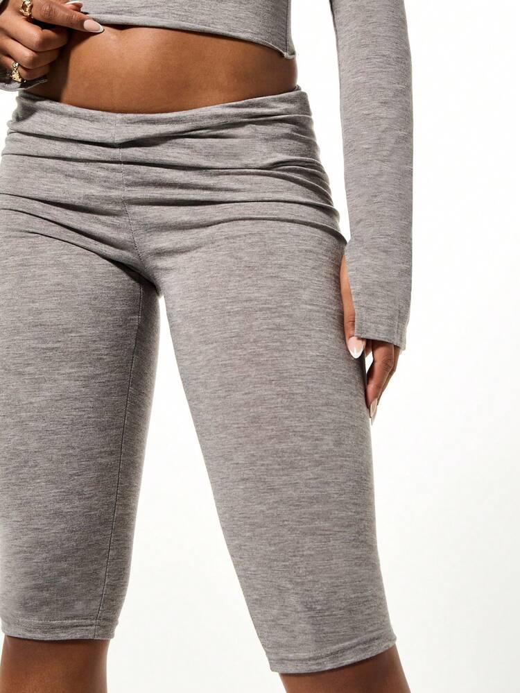 SUMWON WOMEN Ruched Back Capri Leggings