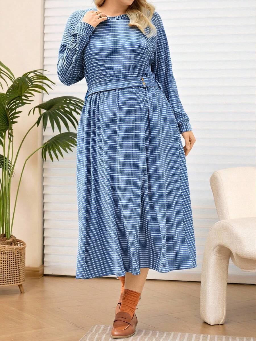 EMERY ROSE فستان متوسط الطول بأكمام طويلة وياقة مستديرة مزين بخطوط زرقاء للنساء ذوات الحجم الكبير، مناسب للخريف والشتاء - ازرق وابيض - مشاهدة 1