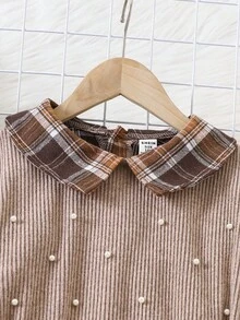SHEIN 少女棕色格子休闲时尚连衣裙，白色珠饰下摆，设计口袋，杏色罗纹针织面料，棕色格子长袖翻领连衣裙，适合春秋季、返校季、日常出行、度假、聚会、节日穿着。 - 卡其色 - 查看 4