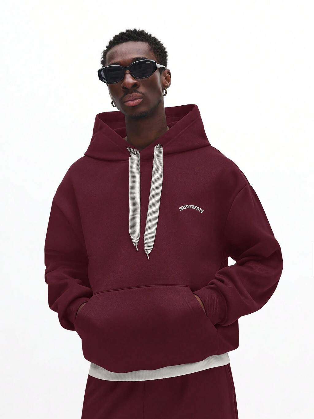 Sudadera con capucha, cordón ajustable y bolsillo central