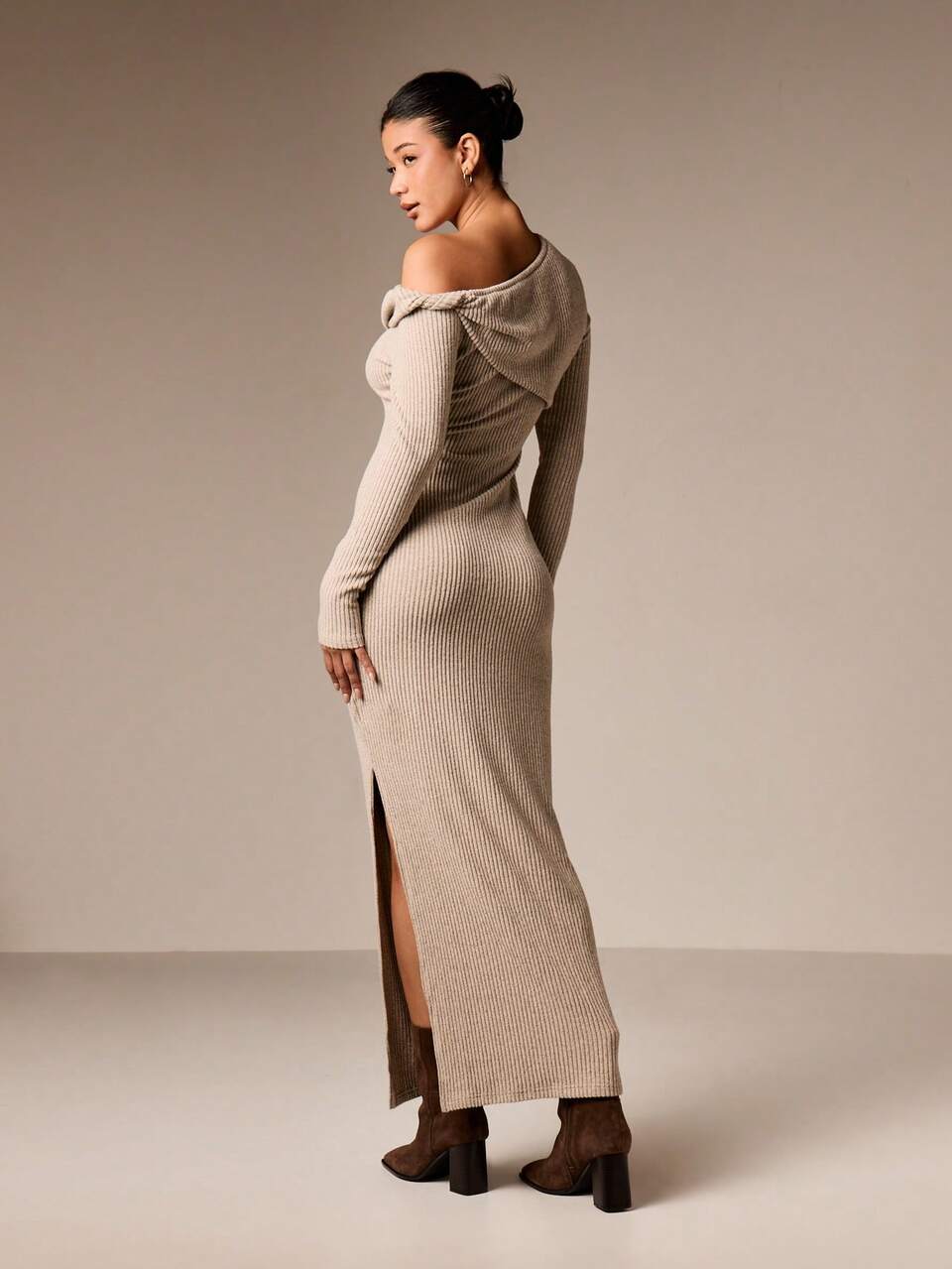 AiiRZ Geripptes Midaxi-Kleid mit Twist-Detail, Carmen-Ausschnitt und langem Arm, körperbetonter Strickpullover-Kleid für Herbst und Winter