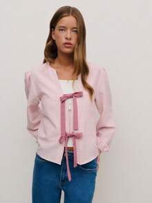 Nöista 这款优雅的纹理衬衫采用长袖设计，并饰有两个缎面蝴蝶结。它充满女性魅力，非常适合春假、休闲装扮或优雅聚会，为任何造型增添柔美和迷人气质。 - 藕粉色 - 查看 3