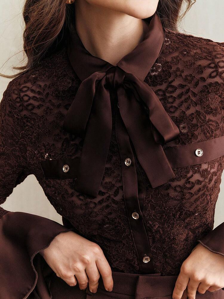 Blusa elegante de mujer con lazo de encaje calado y ajuste ceñido, marrón