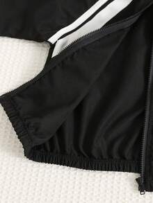 SHEIN 两件套男女宝宝加厚工装风黑色翻领外套长袖卫衣搭配黑色运动裤，舒适休闲运动风基础套装，适合秋冬季节穿着，室内、室外、日常穿着、运动、派对、拍照、节日、街头服饰等场合皆宜。 - 黑色 - 查看 7