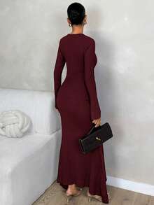 SHEIN Glamour 1. 简约高端棕色针织波浪褶皱圆领开襟金属纽扣长袖上衣，搭配修身鱼尾半身裙，两件套，适合姐妹聚会、正式晚宴、派对等场合穿着 - 酒紅色 - 查看 2