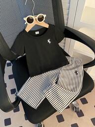 SHEIN 2pcs Infant Girls' Summer Fashionable Minimalist Street Style White Short Sleeve T-Shirt With Black Embroidered Decor On Chest And Apricot Striped Pants Set, Suitable For Daily School Wear